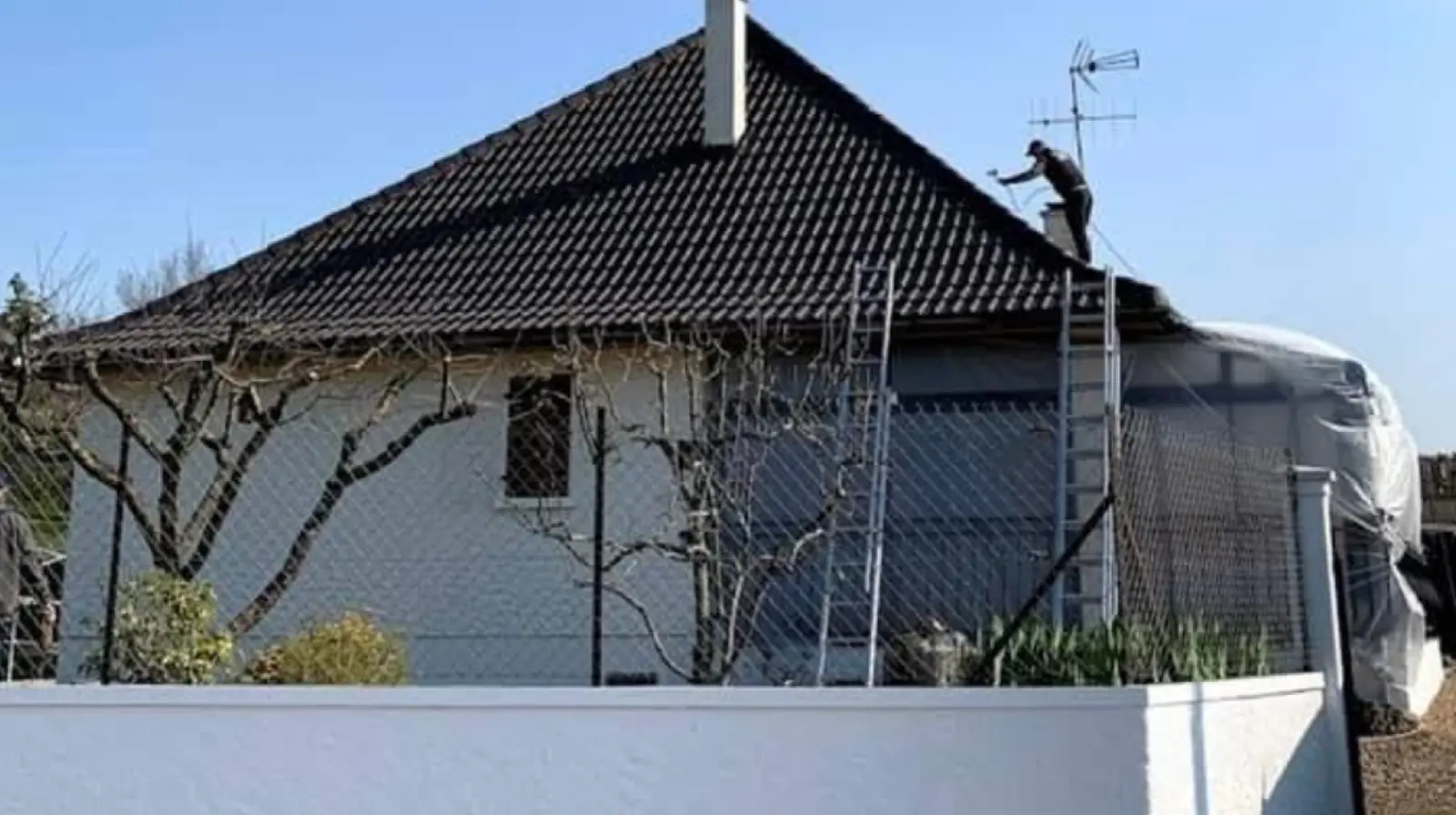 Nettoyage et démoussage de toiture réalisés avec soin à Poitiers