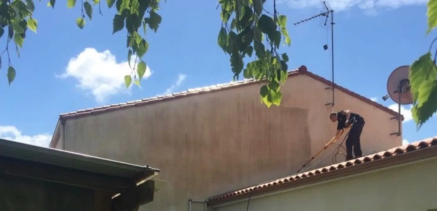 Démoussage complet d’une toiture avec nettoyage des gouttières sur une maison individuelle à Buxerolles.
