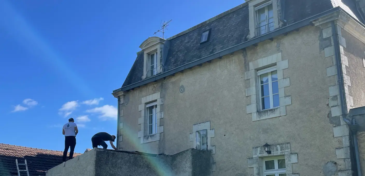 Réfection complète d’une toiture en tuiles avec amélioration de l’isolation sur une maison à Saint-Benoît.