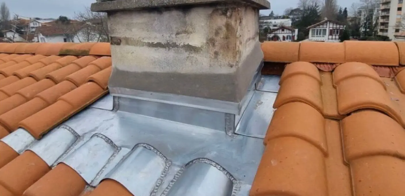 Travaux de zinguerie avec reprise des solins et abergements sur une maison à Chasseneuil-du-Poitou.